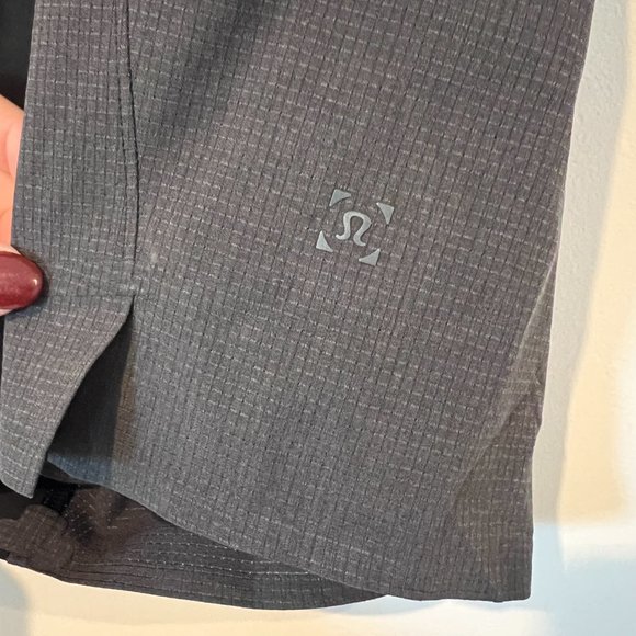 Lululemon Men's Namaste at the Beach Lined‎ Shorts Black and Gray - Picture 5 of 8